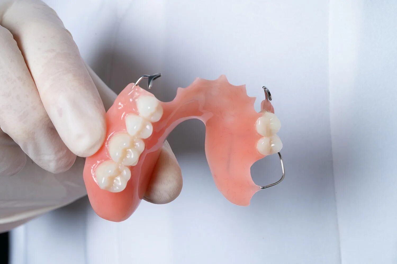 Какие зубные протезы лучше при отсутствии зубов