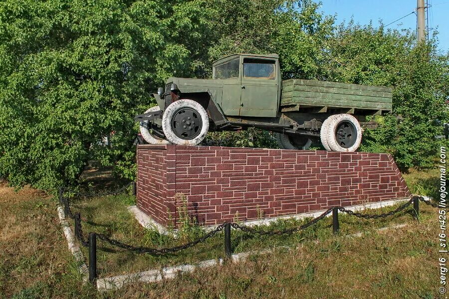 Полуторка в колхозе. Памятник ГАЗ-АА «полуторка». Поселок Хохольский. Памятник полуторке. Памятники в Хохольском районе Воронежской области. Хохольский район памятники.