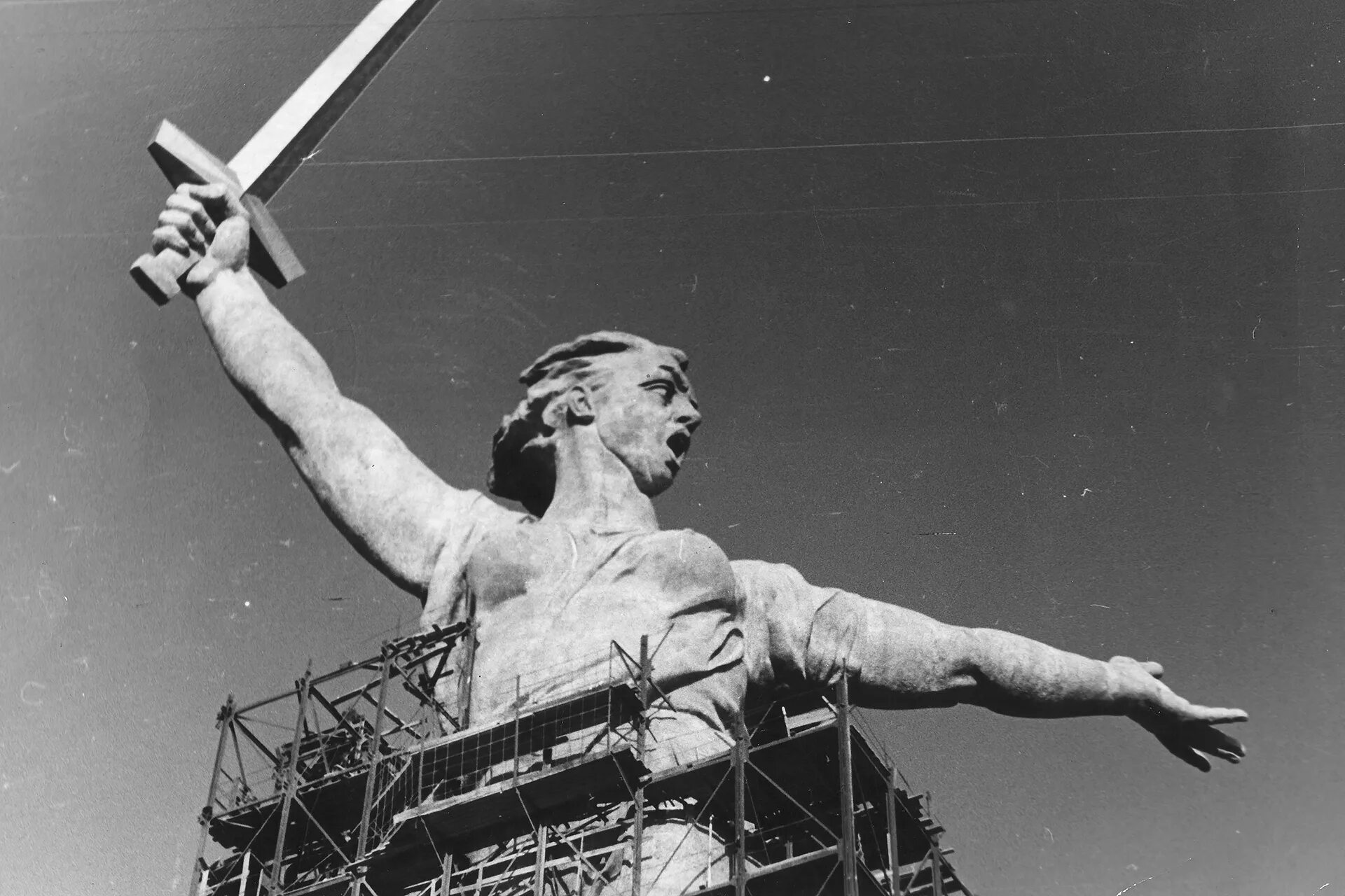 Строится памятник. Сталинградская битва статуя родина мать. мамаев курган родина мать зовет памятник. 1967 – завершено строительства монумента «родина-мать» в волгограде.. мамаев курган статуя родина.