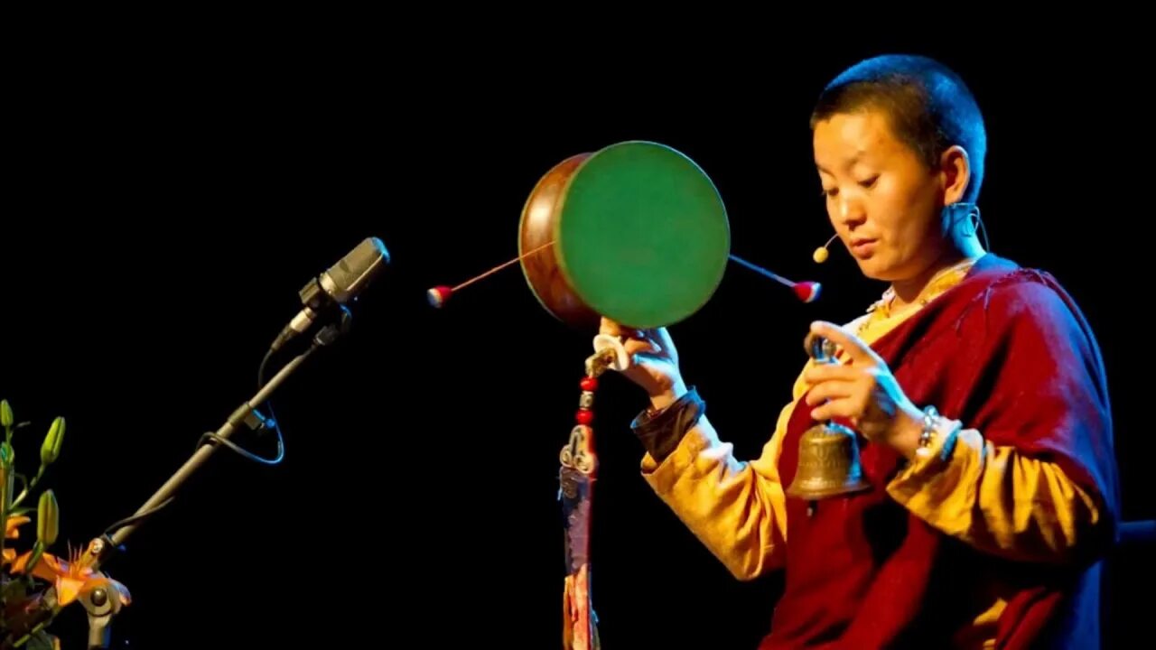 Ани Чоинг Дролма. Тибетские музыкальные инструменты. Буддийские музыкальные инструменты. Музыкант Тибет. Музыка тибетской флейты