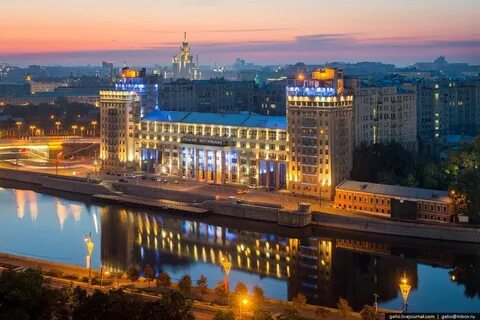 Напротив дома правительства