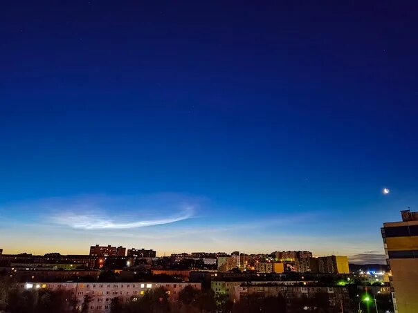Мурманск небо. Небо над Мурманском. Серебристые облака 2022. Фотография неба вечером. Поздно вечером северный горизонт