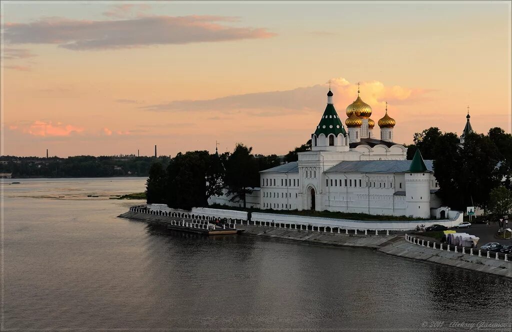 Ипатьевский монастырь кострома. Белокаменный Ипатьевский монастырь в Костроме. Ипатьевский монастырь архитектура. Архитектурный ансамбль Ипатьевского монастыря. Ипатьевский монастырь Кострома закат.