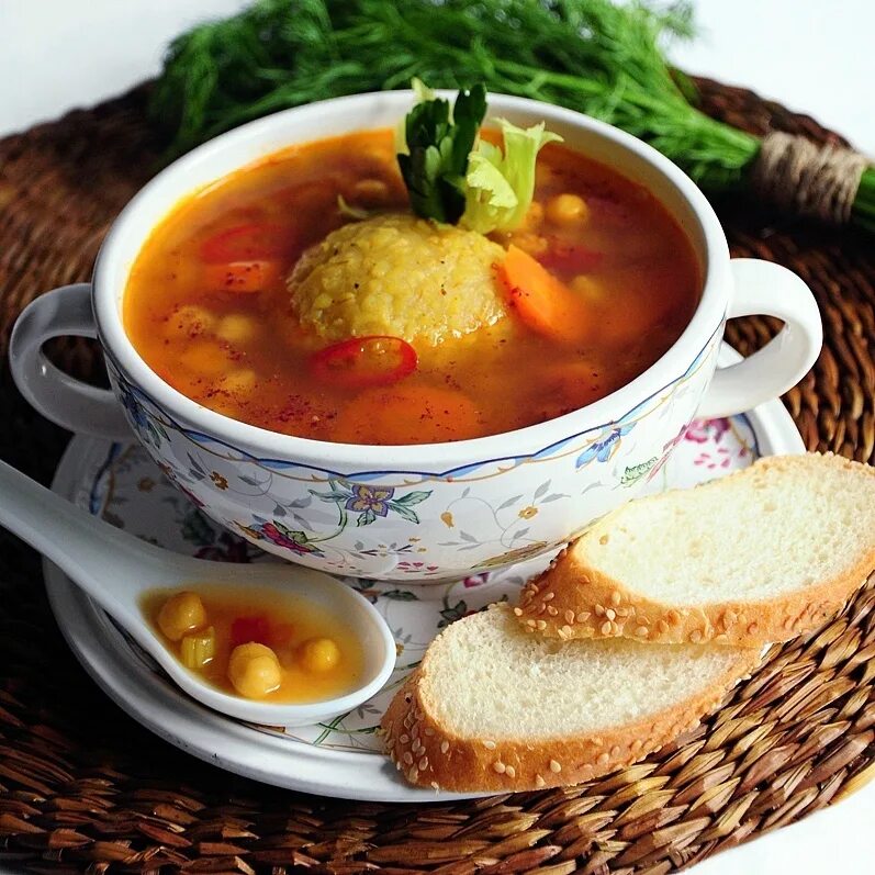 Суп с мясными клецками. Суп бульон. суп с мясом. суп на мясном бульоне. суп овощной с клецками.