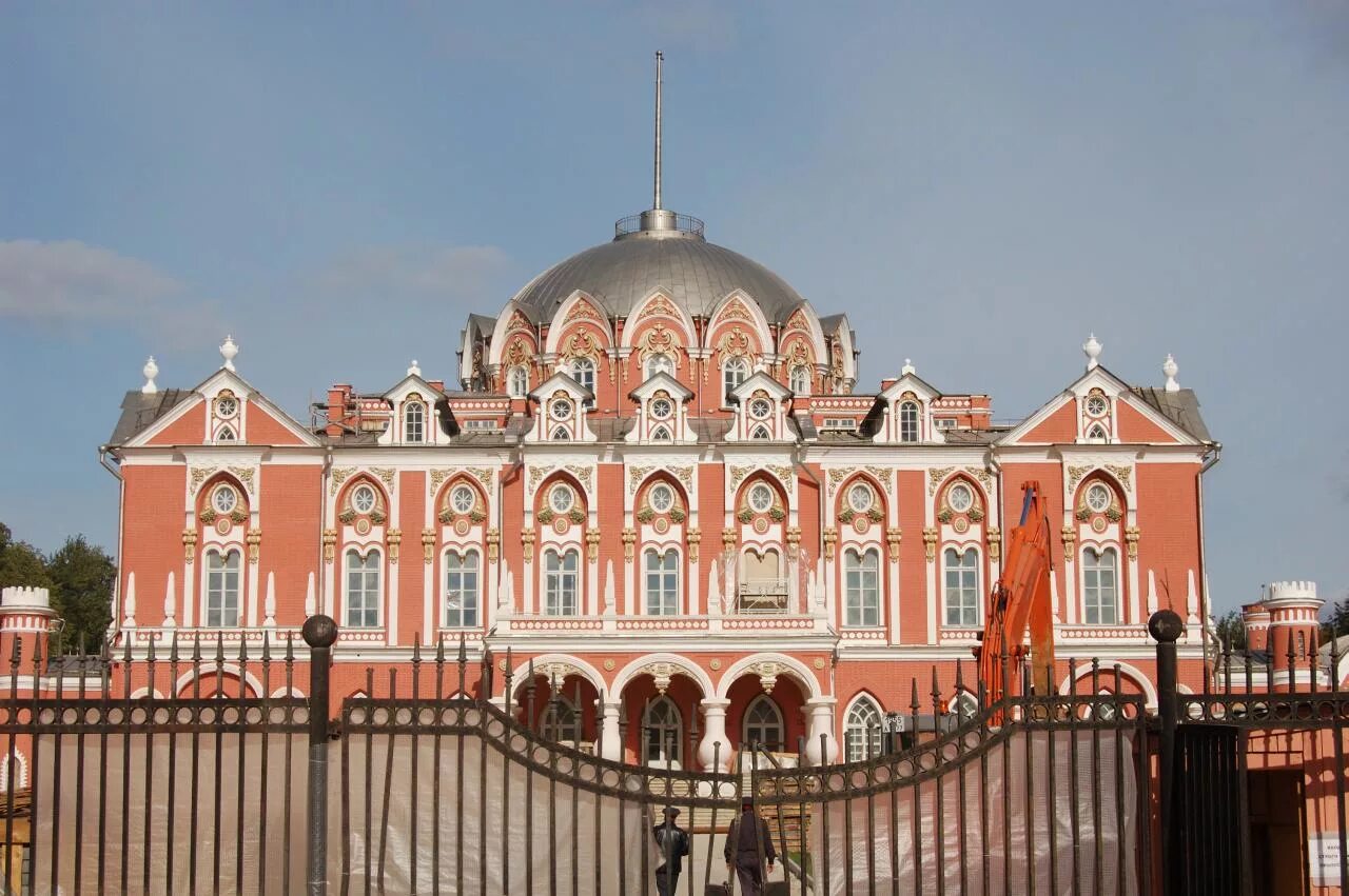 Путевой дворец история. Петровский подъездной дворец в Москве. Петровский дворец 1775-1782. Петровский путевой дворец в Москве.