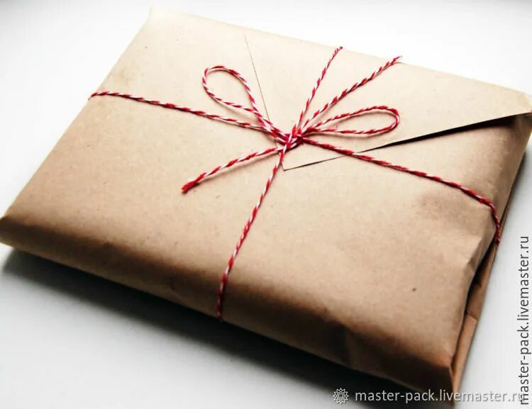 Завернуть прямоугольный подарок. Упаковка в крафт бумагу. Бумага для упаковки подарков. Упаковка подарков в упаковочную бумагу. Упаковка подарка в крафт бумагу.