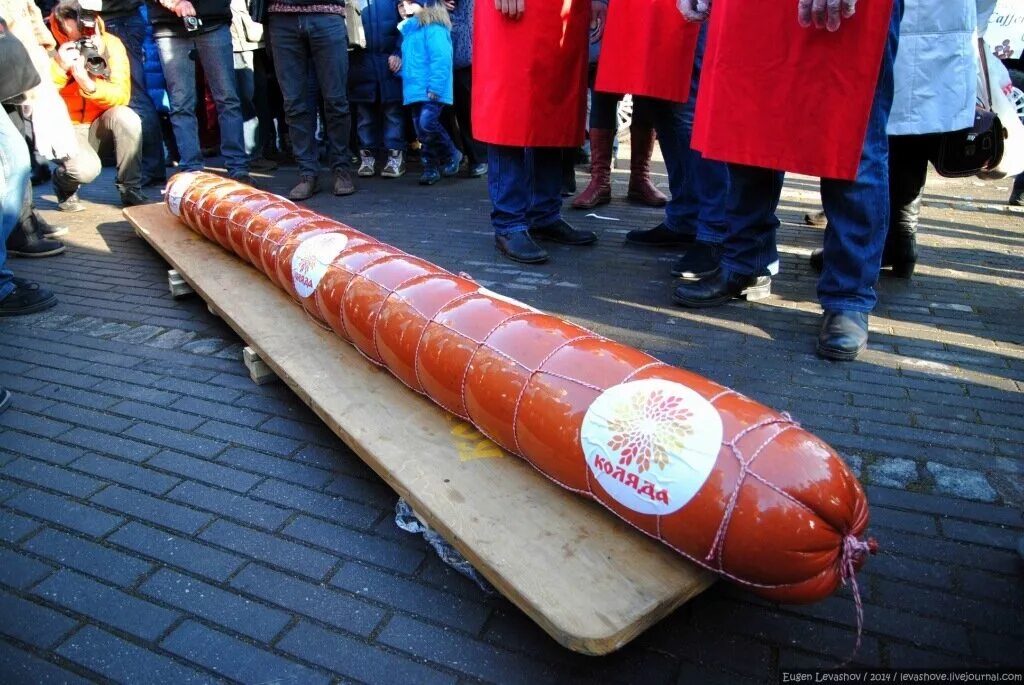 Широкий толстый длинный. Огромная колбаса. Огромная сосиска. Колбаса длинная. Гигантская колбаса.