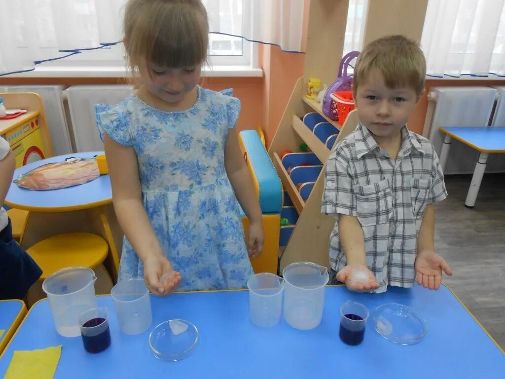 Эксперименты во второй младше группе. Экспериментирование с водой. Опыты с водой в детском саду. Эксперименты для детей в ДОУ. Эксперименты для детей младшей группы.