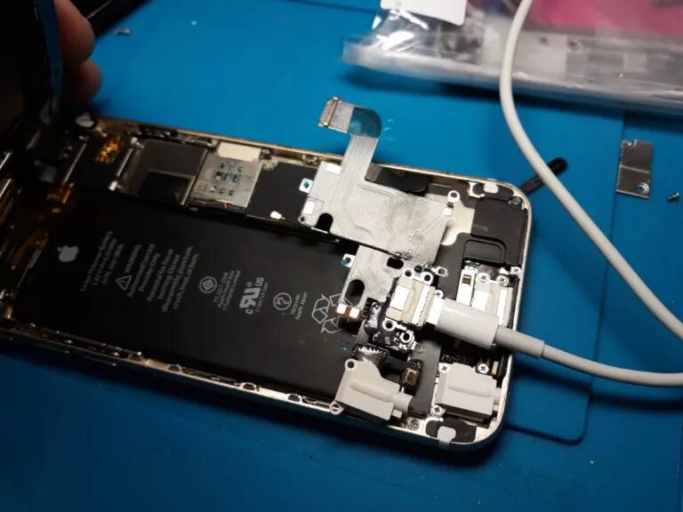 Почему плюс не включается. Контроллер аккумулятора iphone 5s. Плюс и минус на аккумуляторе iphone 5s. Айфон зарядник без. Айфон 5 гнездо.