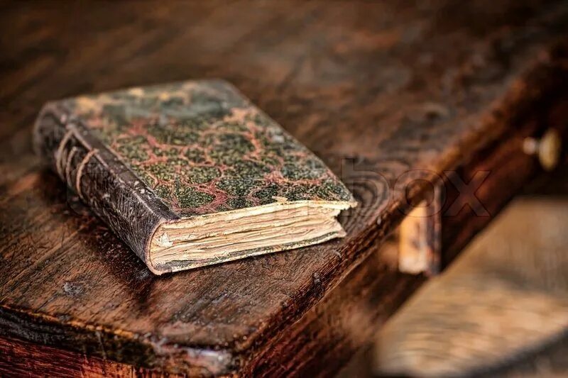 Старинная закрытая книжка. Закрытая книга. Закрытая Старая книга. Фото закрытой книги.
