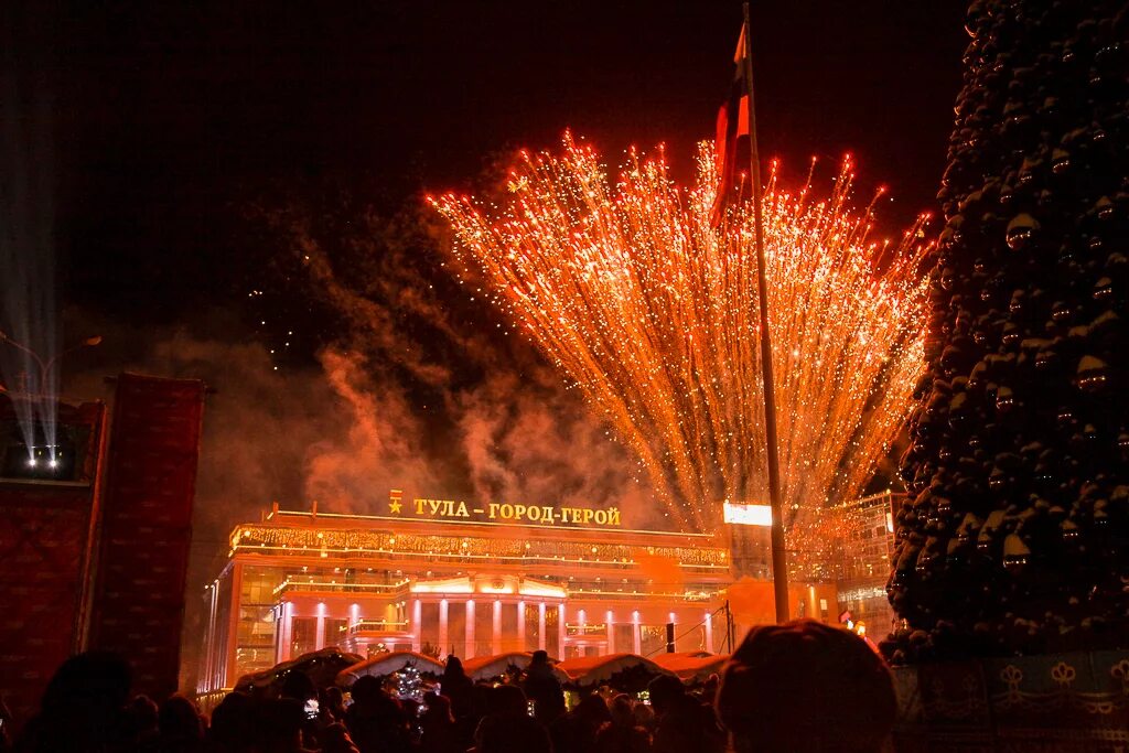 елка в туле 2022 на площади. пущино центр города. площадь тула 2022. тула. елка на площади города тула 2022.