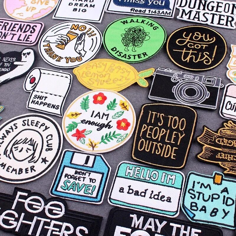 Как называются наклейки на одежду. Термонаклейки на одежду в садик. Наклейки на одежду на заказ. Нашивки на одежду брендовые. Наклейки для одежды терма.