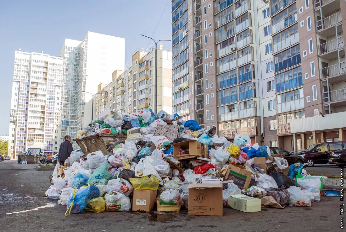 Тбо города. Вывоз мусора. Мусорный город. Горы мусора в городе. Мусор в городе.