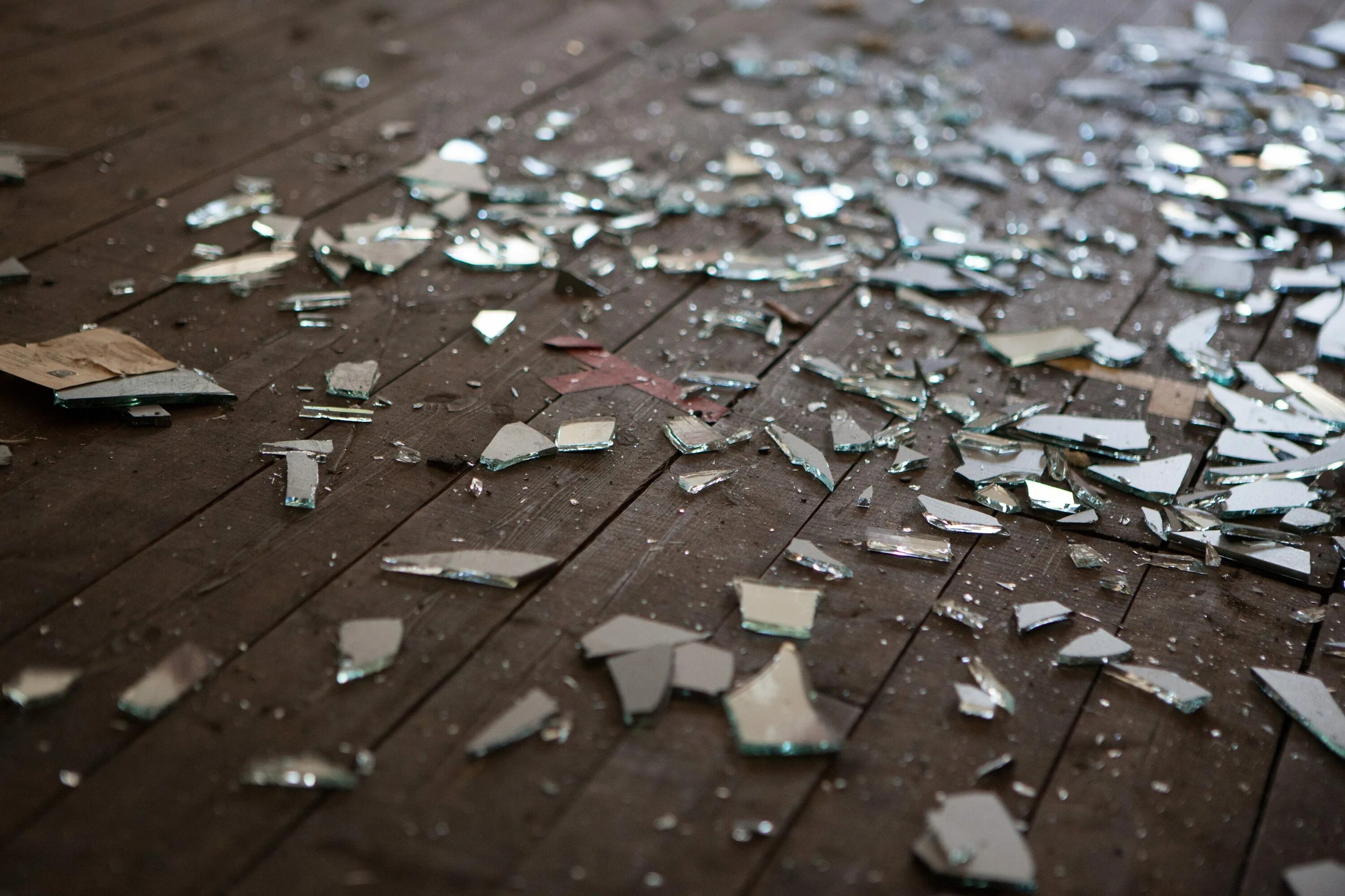 Разбитый архив. Разбитое зеркало. Осколки стекла. Разбитое осколки. Разбитые стекла на полу.
