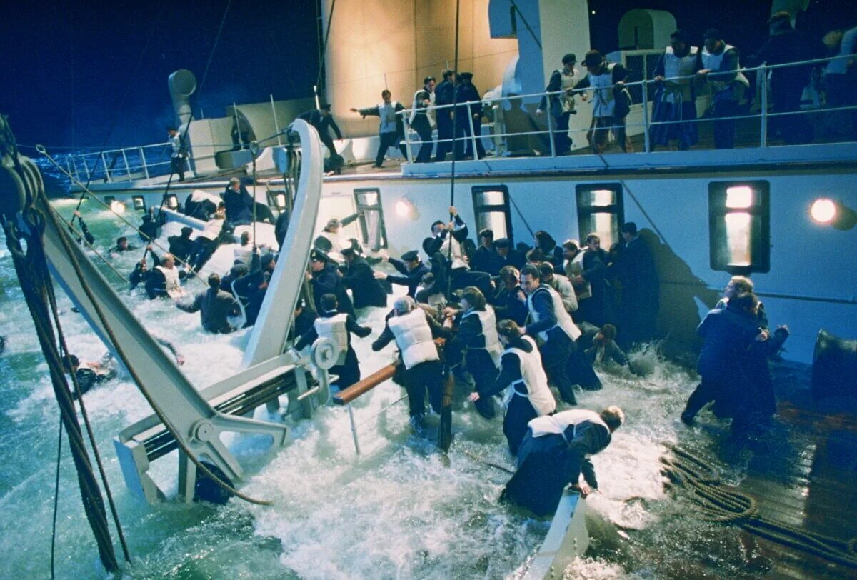 Титаник тонущий корабль тонет. Титаник 1997 Кэмерон. Титаник 1997 тонет. Титаник 1997 съемки.