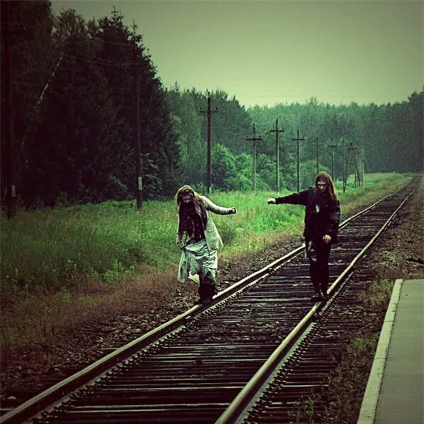 пара на расстоянии. парень стоит напротив девушки. расстояние между парнем и девушкой. пропасть между людьми. парень и девушка переписываются.