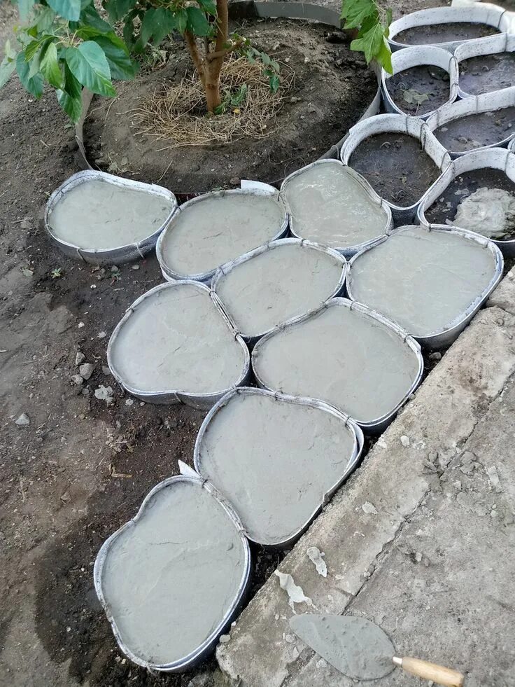 Каменная дорожка из цемента. Садовые дорожки из цемента. Бетонные садовые дорожки. Тротуар в мешках. Дорожки из цветного бетона.