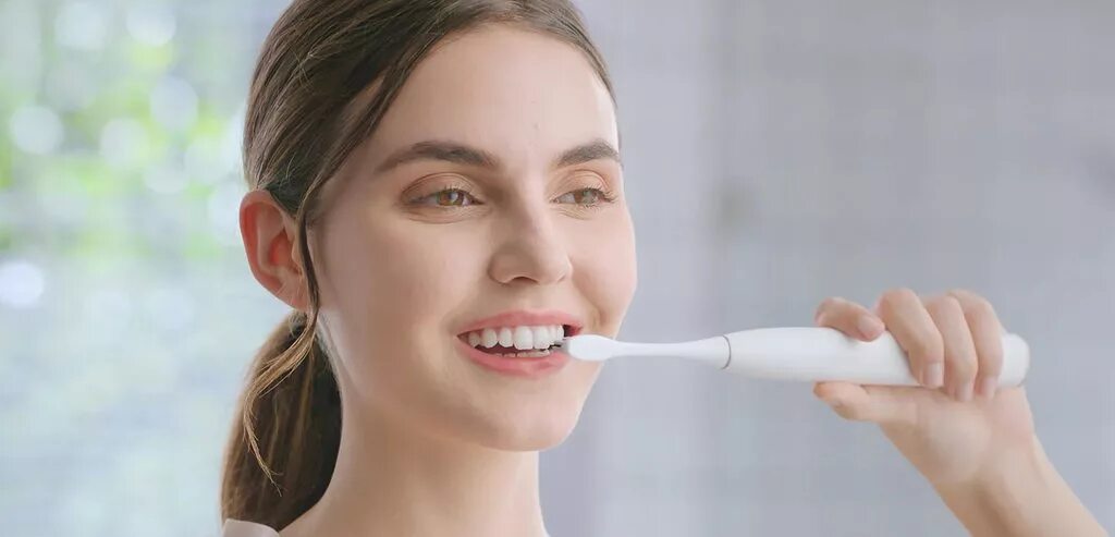 Можно ли чистить зубы электрической щеткой. Oclean z1. зубная щетка oclean z1. чистка зубов электрической щеткой. реклама электрической зубной щетки.