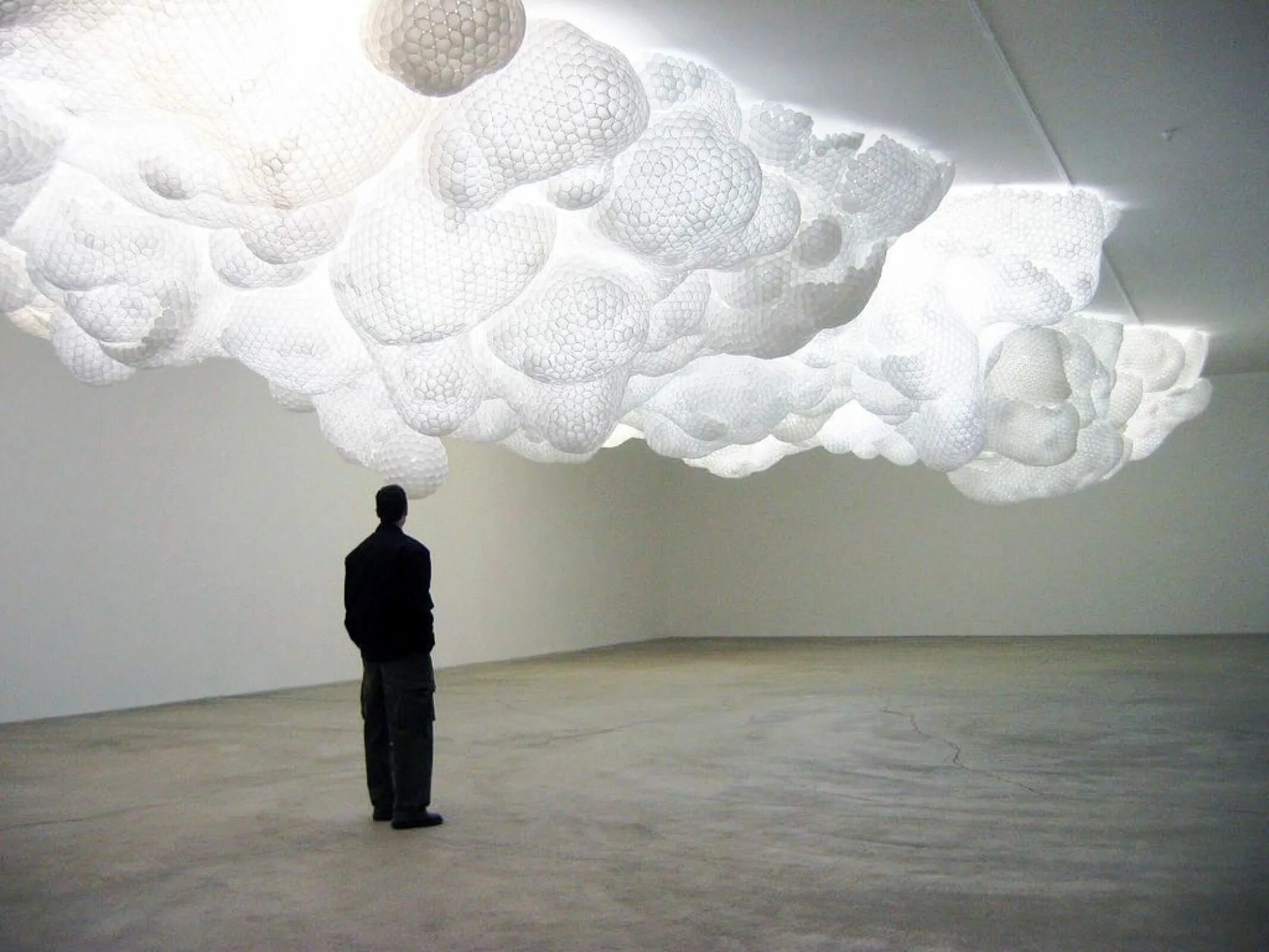 Разные облака. Инсталляция облака. Инсталляции из пенопласта. Облако из воздушных шаров. Голова в облаках инсталляция.
