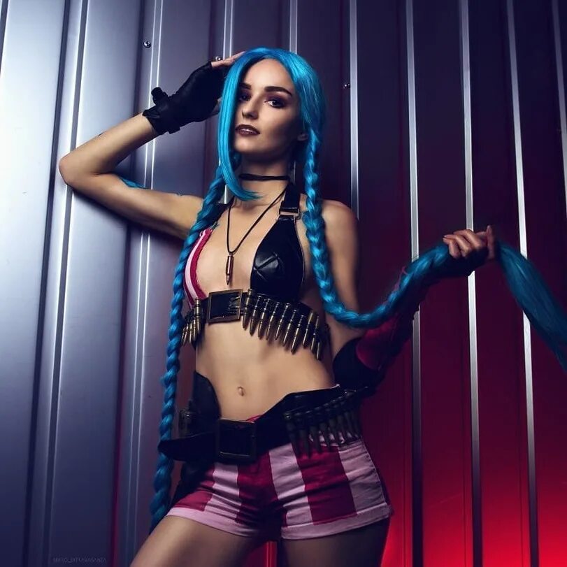 Jinxy moans. Саша Холланд Джинкс. Джинкс аркейн. League of Legends Джинкс 18 косплей. Jinx косплей.