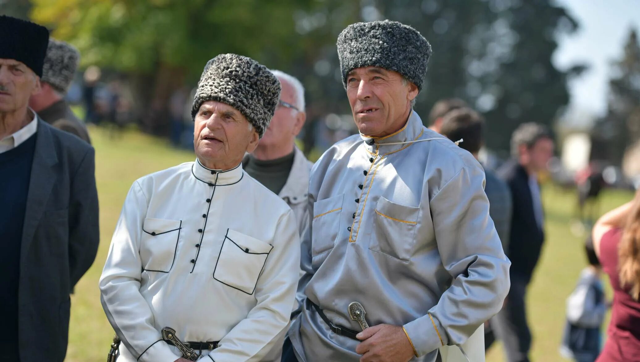 Абхазское время. Абхазская Национальная одежда мужская. Абхазский костюм мужской. Национальная одежда абхазов. Национальная одежда абхазцев.