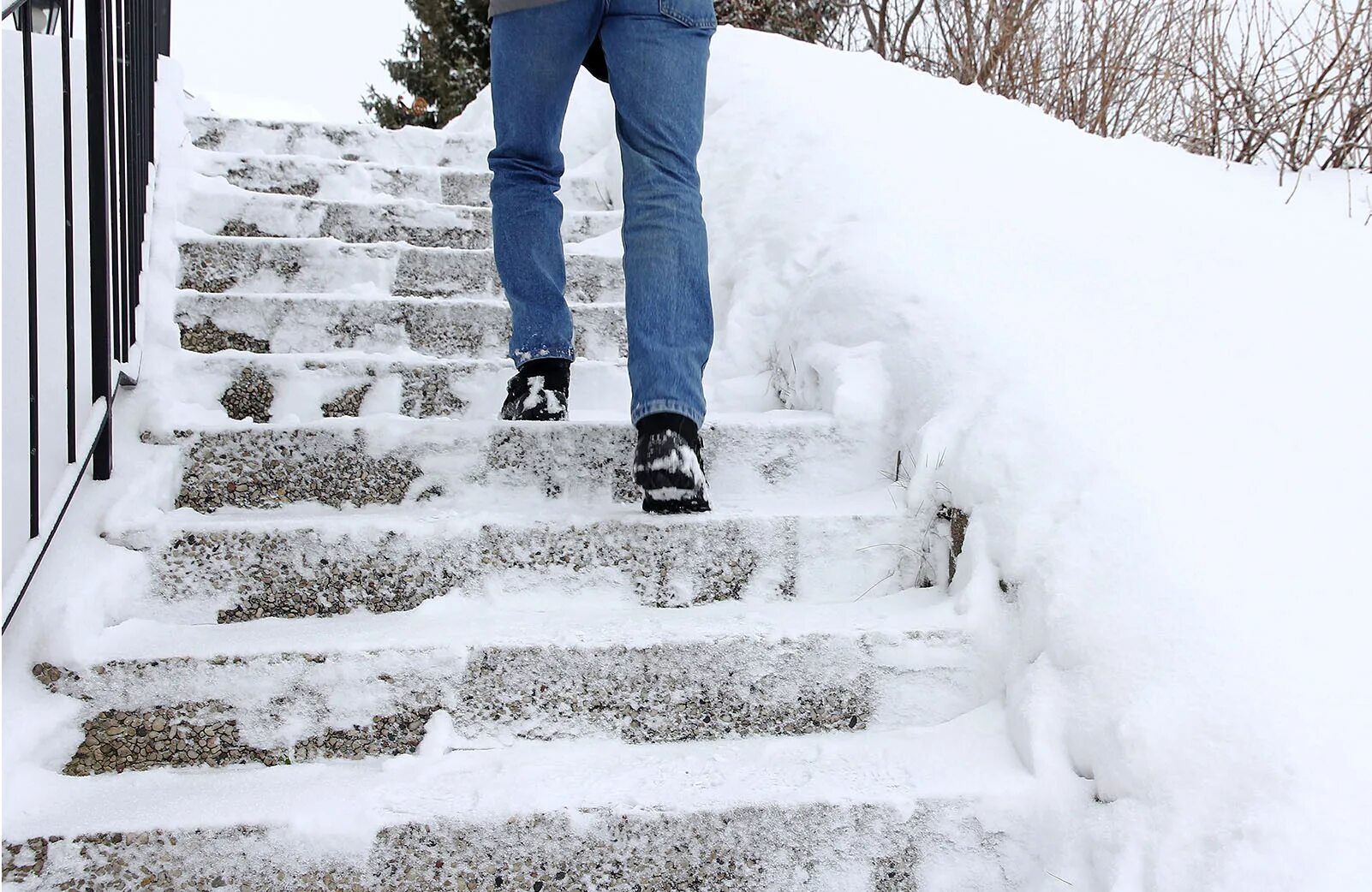 Зимние ступени. Человек идет по заснеженной лестнице. Девушка идёт по заснеженной лестнице. В каком кино мужчина лежит на заснеженной лестнице. The man stepping on the Snow.