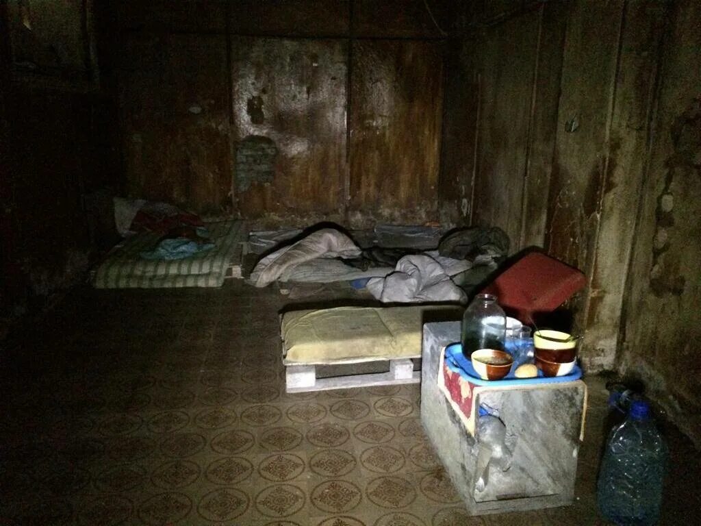 Жизнь в подвале. Кровать в подвале грязная.