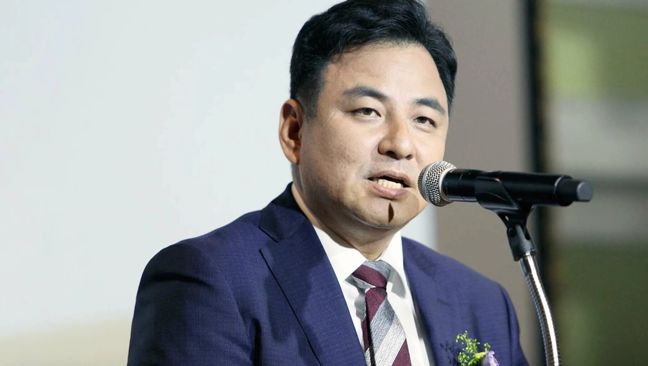 Корейские бизнесмены. Пак со джун 2020. Руководитель samsung group ли чжэ ён. Asian man back view. Азиат в костюме.