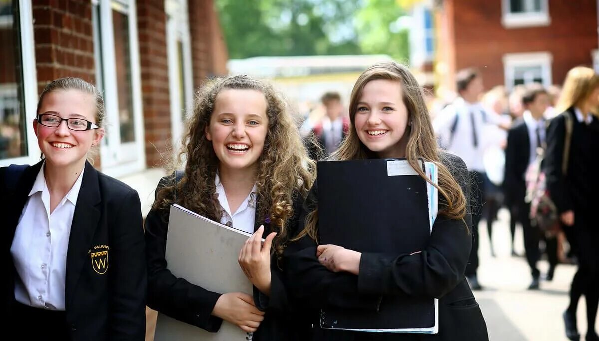 Старшая школа в германии. Средняя школа франции лицей. Выпускник вуза. Школьники англии. Французский лицей во франции.