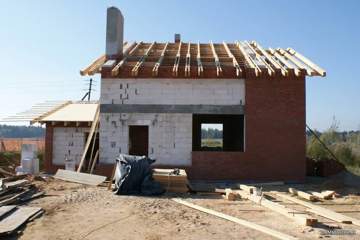 реконструкция дома блоков. пристройка комнаты к дачному дому. надстройка второго этажа на старом доме. дом вокруг старого. пристройка к саманному дому.