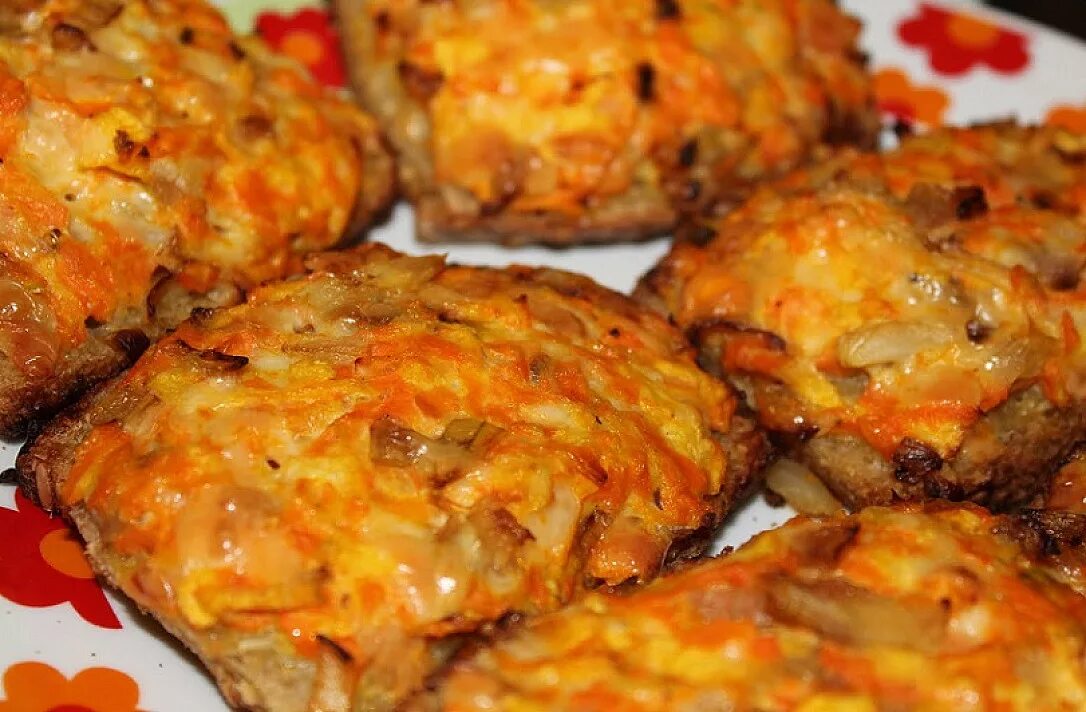 Горячие бутерброды с луком и яйцом. Бутерброды горячие с морковкой. горячие бутерброды с морковью. бутерброд с морковью и сыром. горячие бутерброды в духовке с морковкой и сыром.