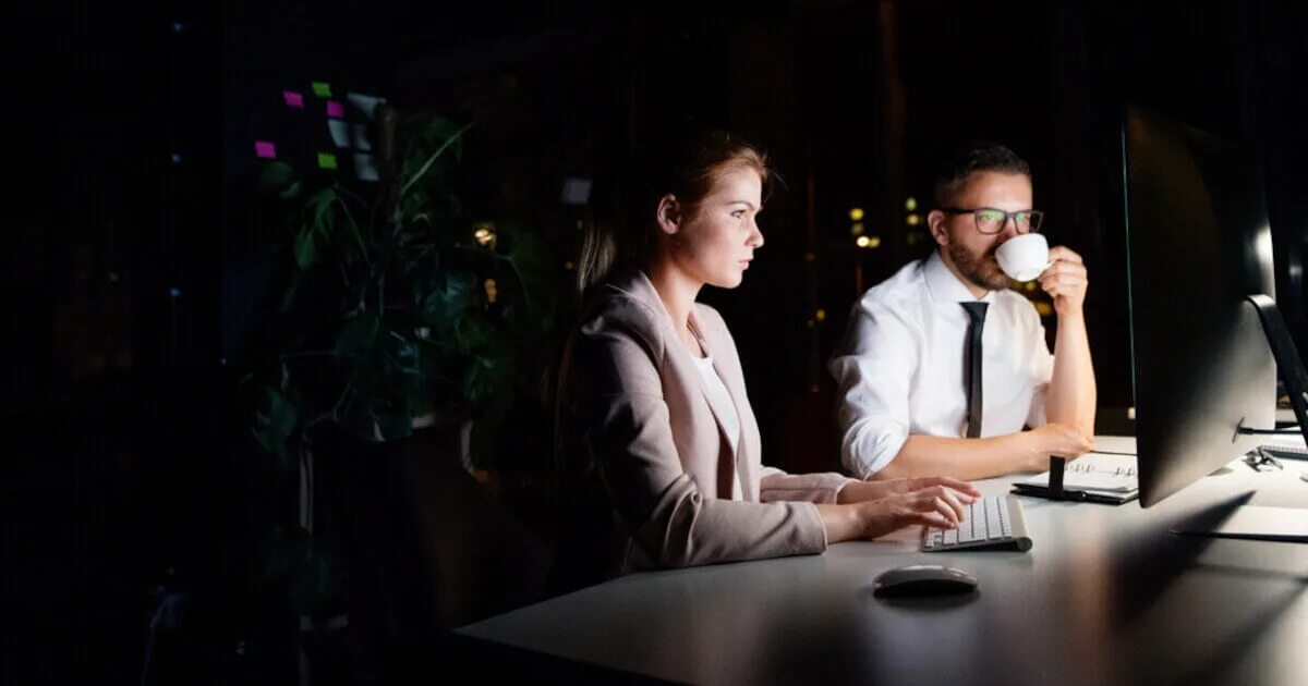 Девушка за компьютером вечером. Девушка в офисе ночью. Предложение работать ночью. Working in front of a laptop at night. Чтение книги ночи дома.