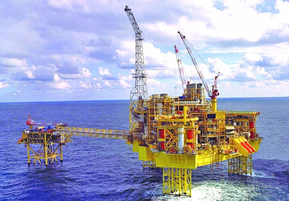 Ледяное месторождение. Нефтяная вышка приразломная. Ледовый рудник. Ледовый рудник. Добыча нефти в баренцевом море.