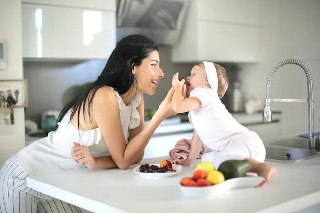Девушка с грудничком на кухне. Сладкие мамочки. Step daughter kitchen fan image. Кукла в огне. Сладкие мамочки в саду втихаря фото.