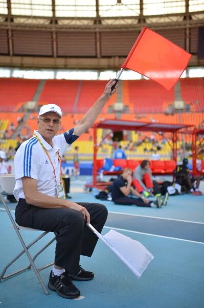Судьи в прыжках в длину. Судейство соревнований по прыжкам. судейство в легкой атлетике. судьи на прыжках в высоту. судейство соревнований по легкой атлетике.