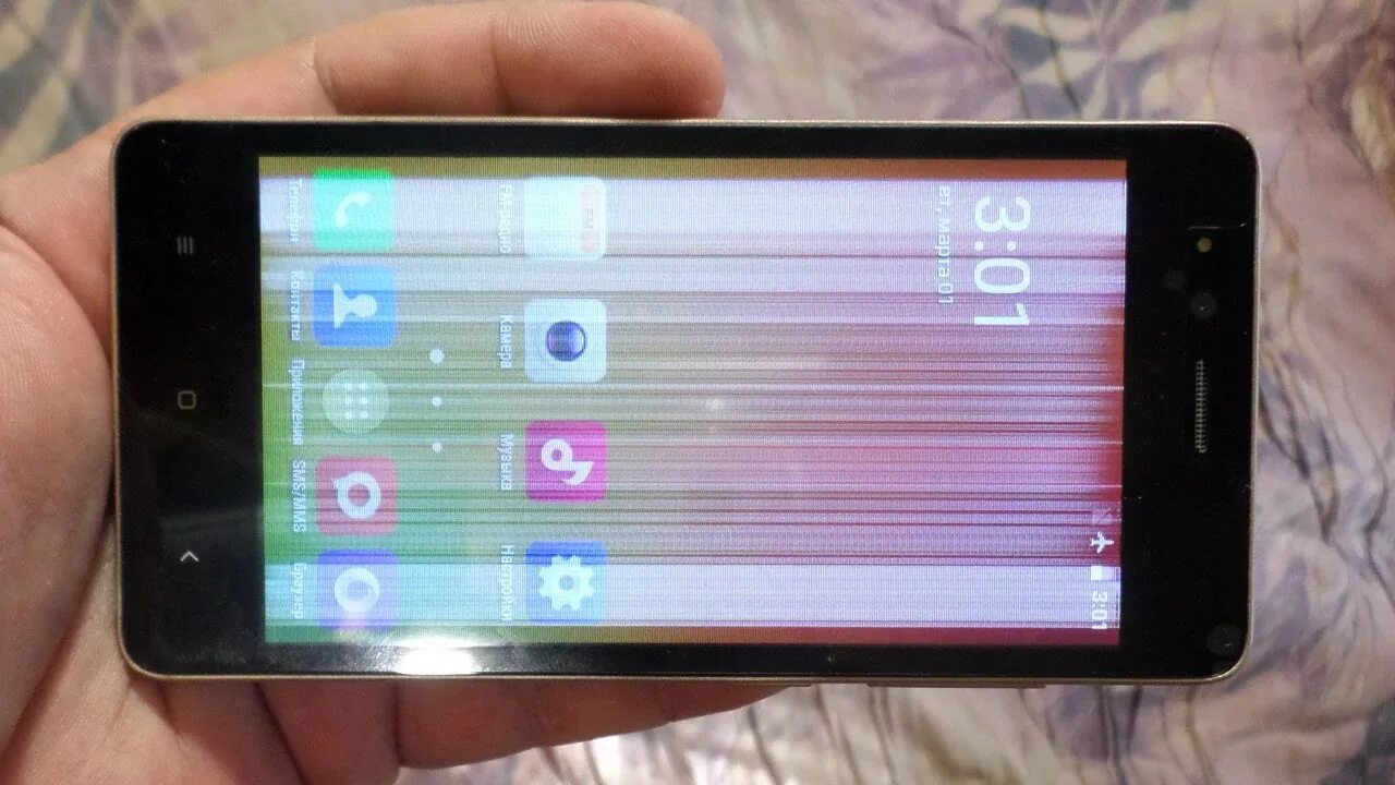 Телефон сильно лагает. Полоски на экране смартфона. Полосы на дисплее. Горизонтальные полосы на экране телефона. Белая полоса на экране смартфона.