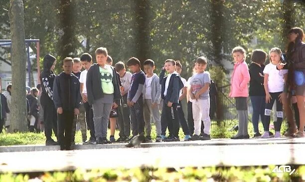 Выборы фото. Спецшкола сахалин. Моу сош 13 южно-сахалинск. Школа героев. Парта героя в школе.