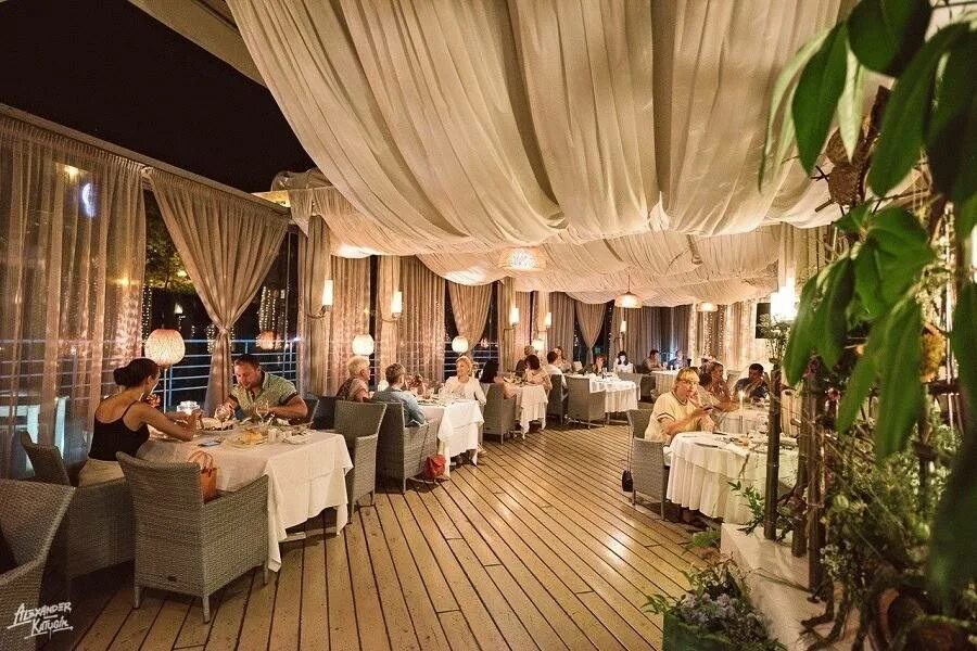 Лучшие рестораны сочи 2023. Ресторан морской сочи войкова 1. Mamai cale сочи ресторан. Крутые рестораны сочи. Ресторан чайка морпорт сочи.