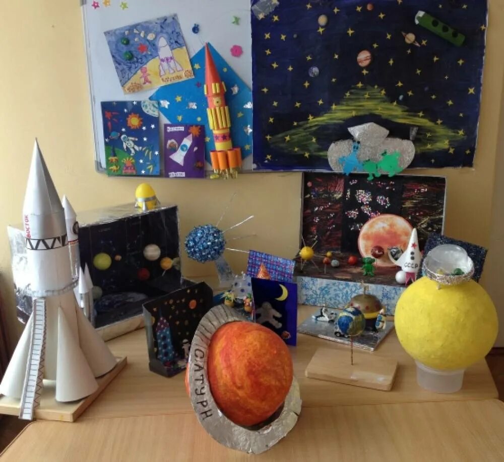 Выставка ко дню космонавтики в школе. Поделки на тему космос. На выставку поделка в детский сад космос. Выставка поделок ко Дню космонавтики.