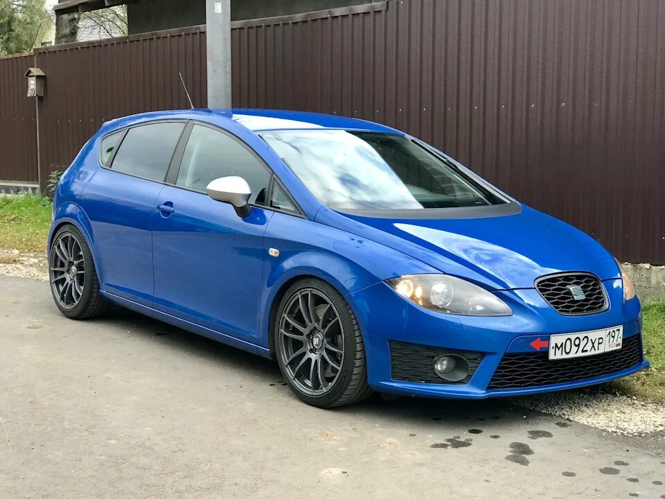 Леон бк фото. Leon bkleon802 xyz. Сеат леон 2 2012. Леон и крис. Леон букмекерская контора.