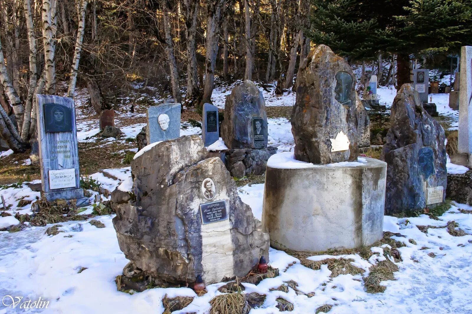 кладбище погибших альпинистов в домбае. ущелье алибек домбай кладбище альпинистов. кладбище альпинистов приэльбрусье. мемориальное кладбище альпинистов домбай. памятники на кладбище альпинистов в домбае.