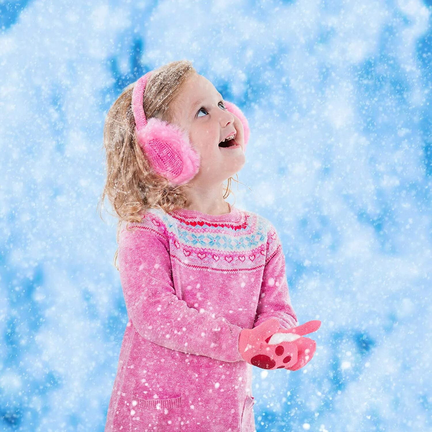 Ловить ртом воздух. Дети дуют на снежинку. Ребенок ловит снежинки. Девочка ловит снежинки. Дети ловят снежинки в детском.