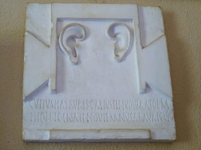 Гимн аполлону 3. Гимн про аполлона 5 класс. Дельфийский камень, на котором высечен гимн аполлону. Текст на древнегреческом языке. Гимн аполлону.