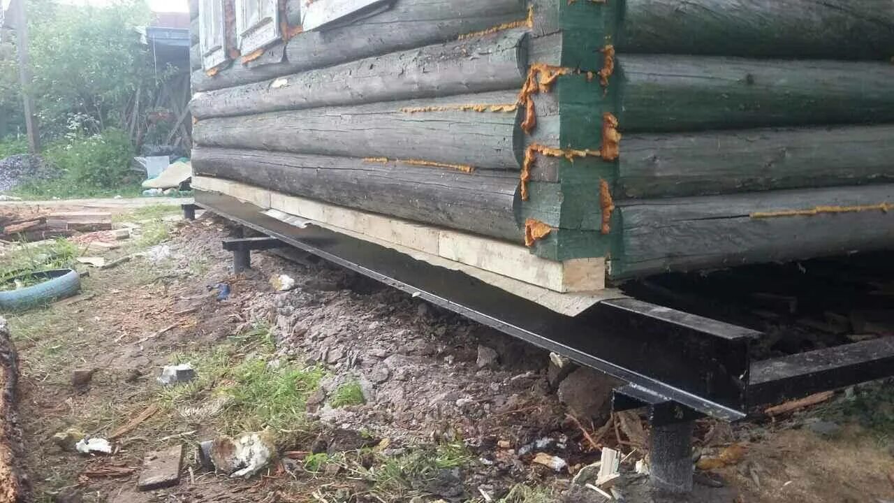 Подъем фундамента деревянного дома. Реконструкция фундамента винтовыми сваями. поднятие фундамента деревянного дома. старый фундамент. поднять фундамент деревянного дома.
