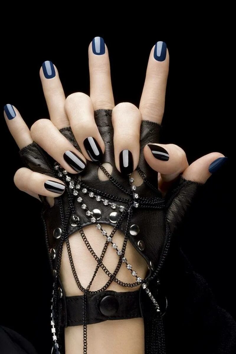 Ногти в чёрном стиле. Черные ногти. Маникюр семейка аддамс. Черные ногти. Ногти черного стиля.