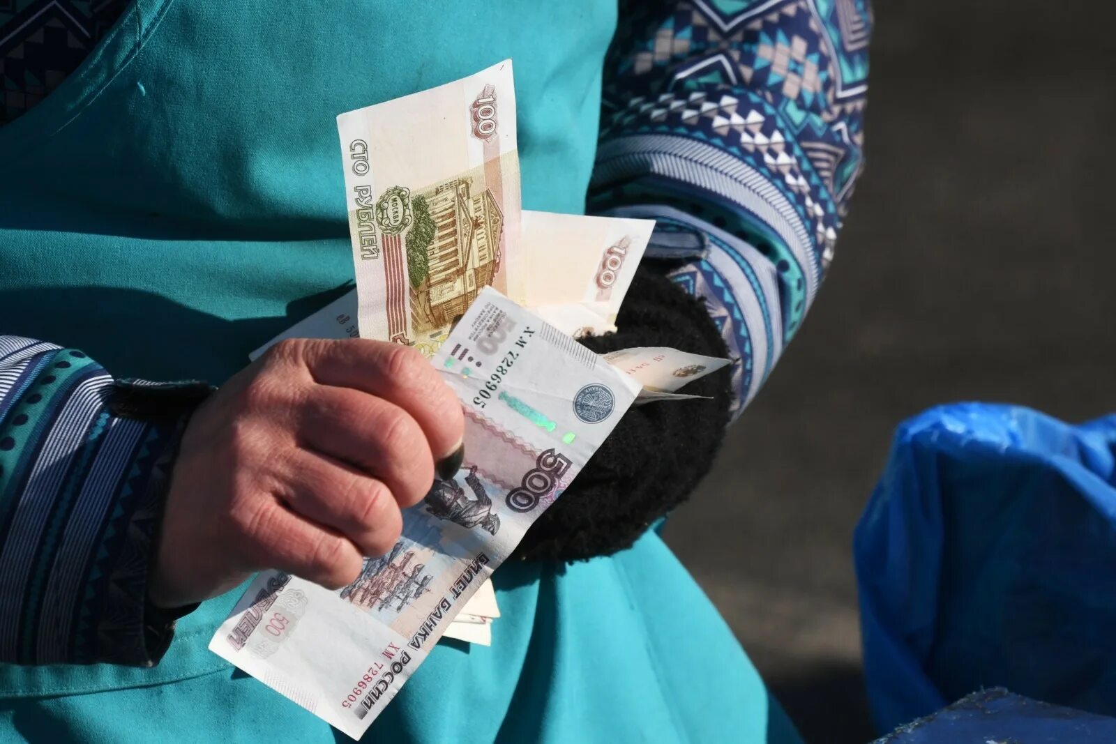 Выплаты 5 млн. Деньги зарплата. соцвыплаты деньги. пенсионер с деньгами. зарплата россиян.
