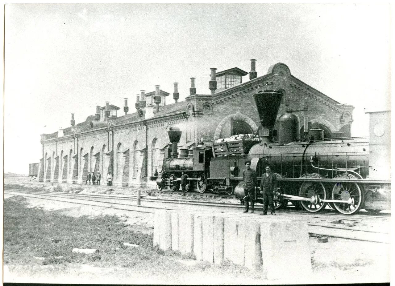 1 российская железная дорога. Паровозное депо Тайга. Паровозное депо 1890. Паровозное депо 19 век. Паровозное депо Новосибирск 1896.