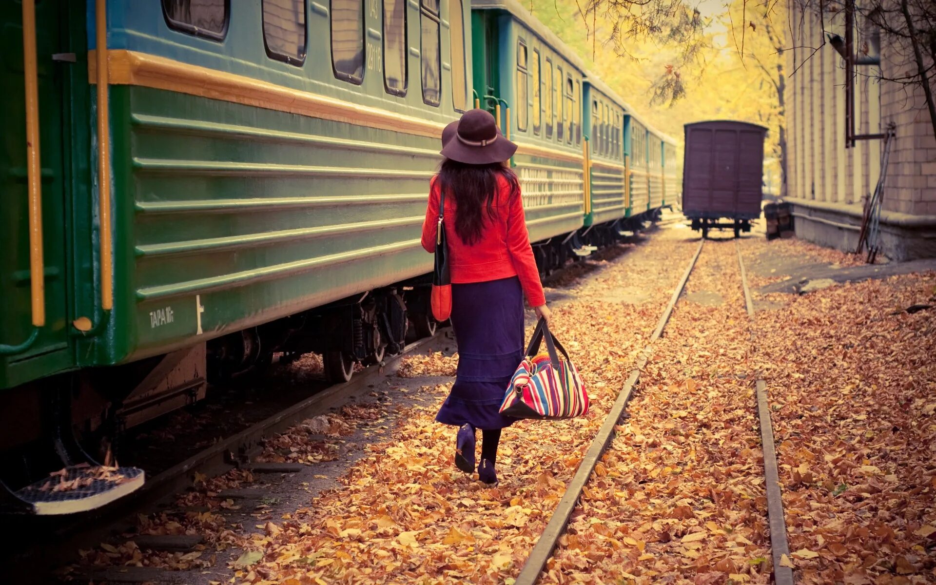 Уходящий поезд. Поезд ушел. Девушка возле поезда. Девушка провожает поезд.