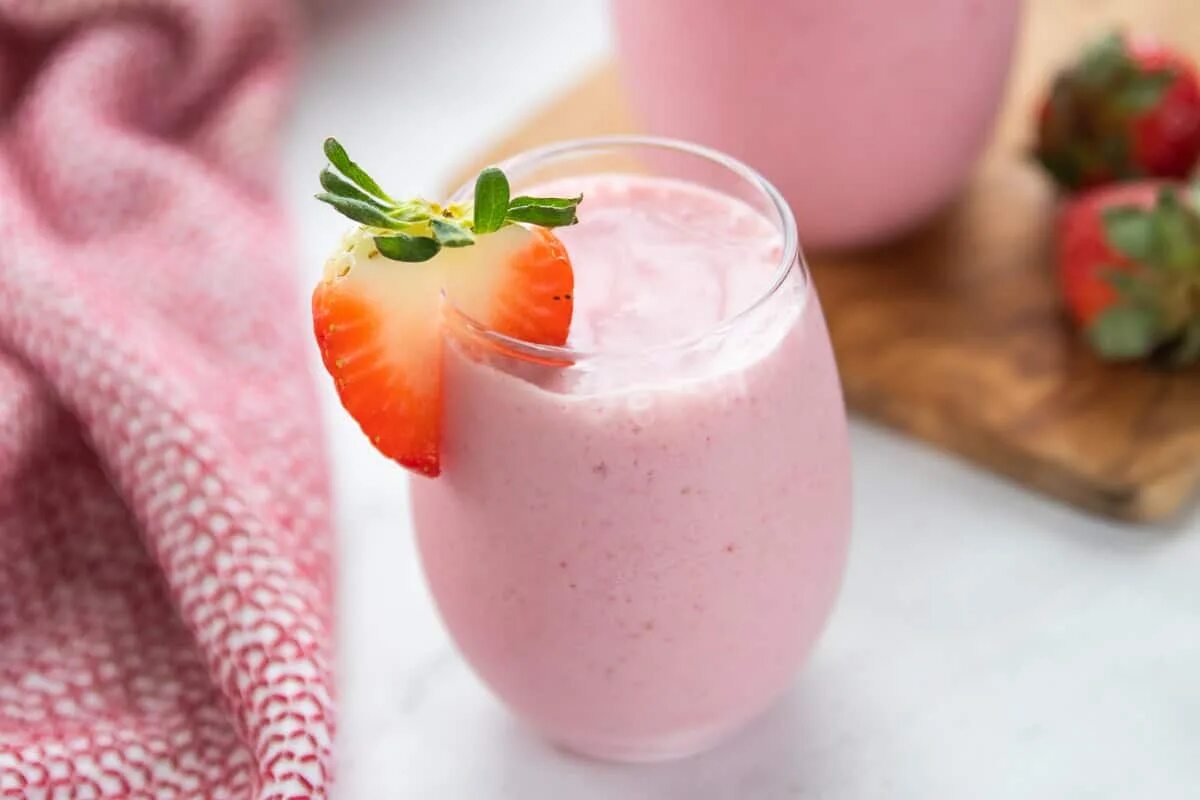 Смузи с йогуртом. Strawberry Smoothie. Смузи из мягкого творога. Смузи из клубники. Роды смузи