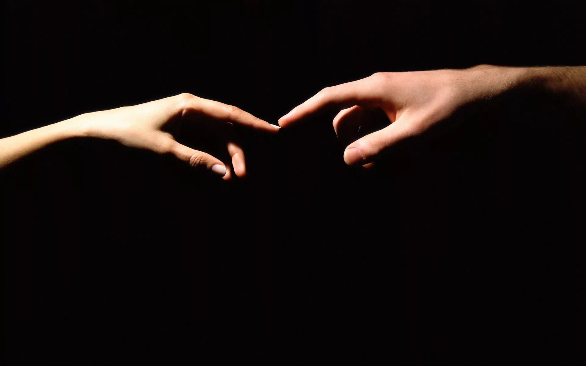 Руки в кис. Касание рук. Прикосновение. Две руки. Красивые женские руки.